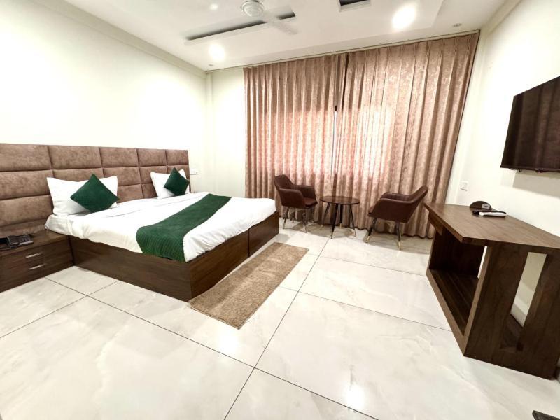 Готель Prism Grand Zirakpur Екстер'єр фото