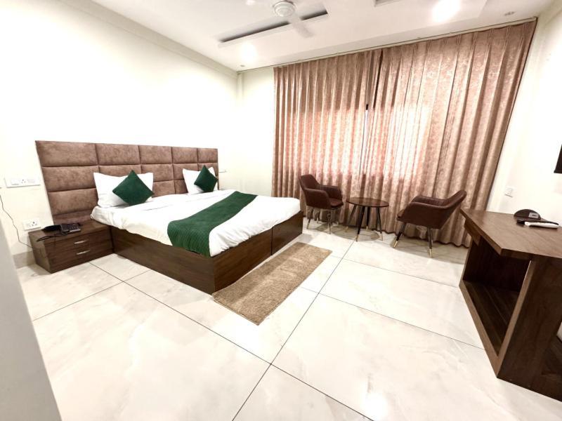 Готель Prism Grand Zirakpur Екстер'єр фото