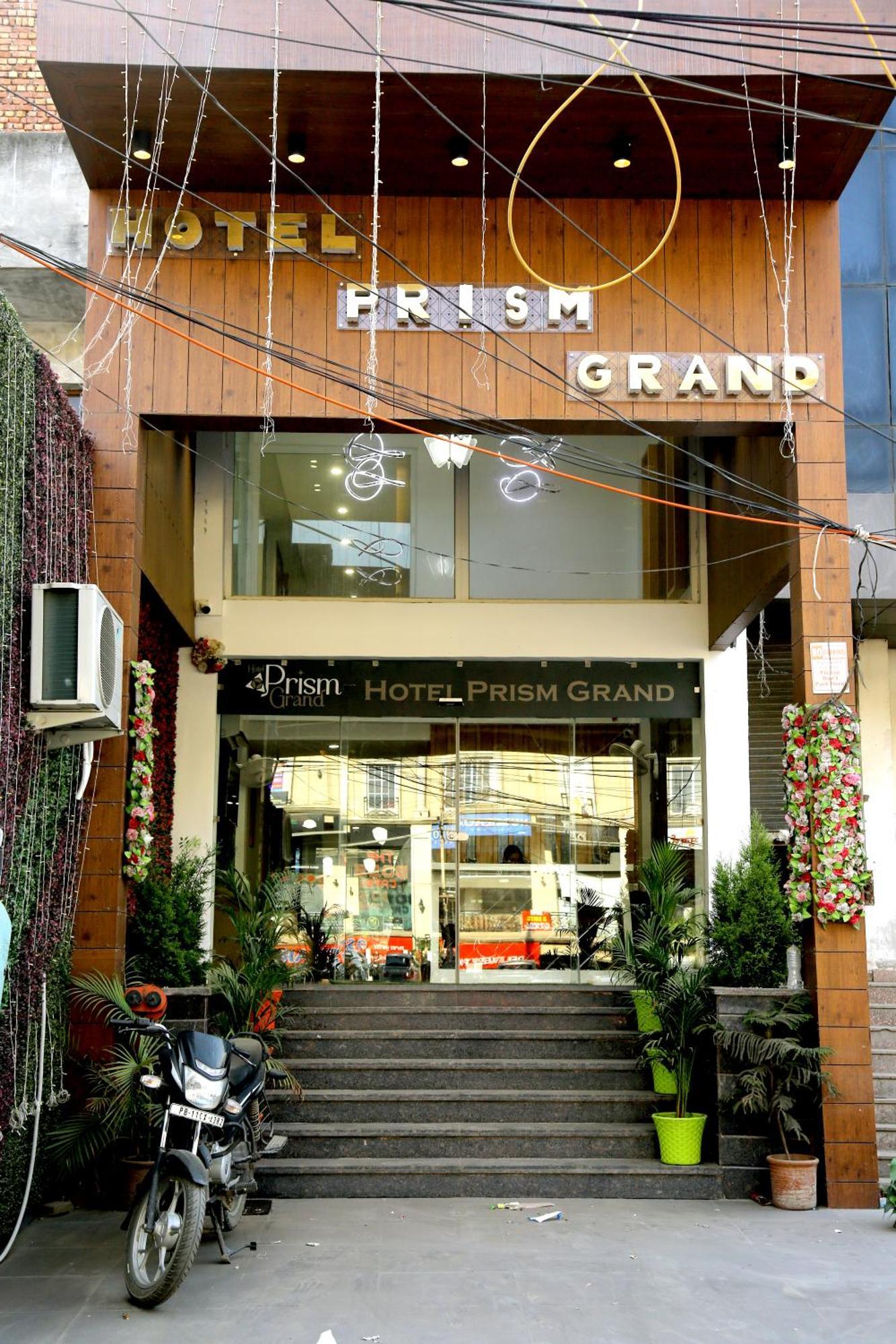Готель Prism Grand Zirakpur Екстер'єр фото